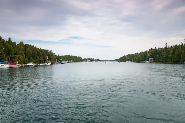 Danau dengan perahu — Stok Foto