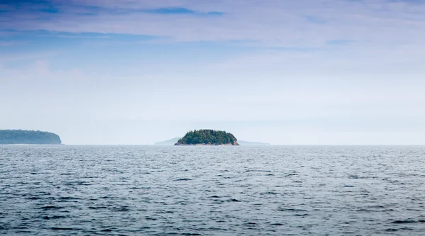 Ilha no mar — Fotografia de Stock