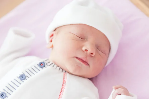 Slapende pasgeboren baby — Stockfoto