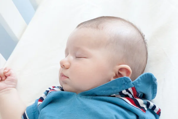 Schattige slapende baby — Stockfoto