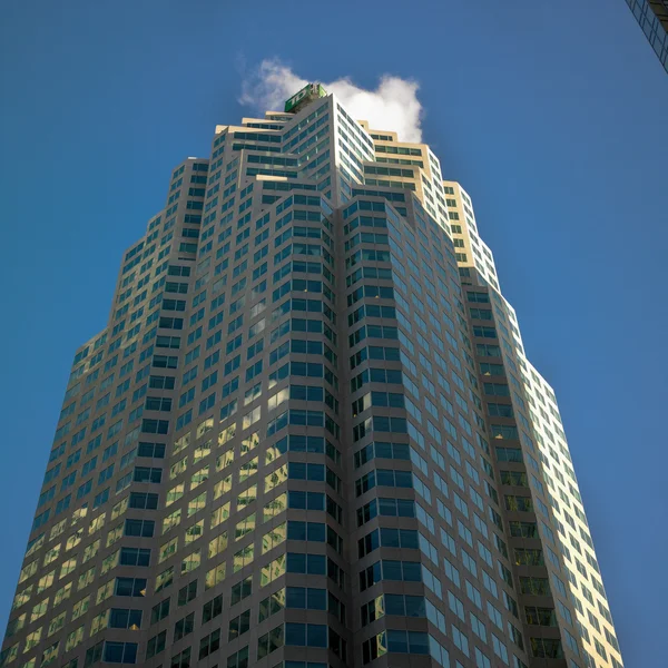 Здание с голубым небом — стоковое фото