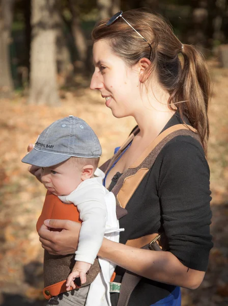 Moeder met zoon in park — Stockfoto