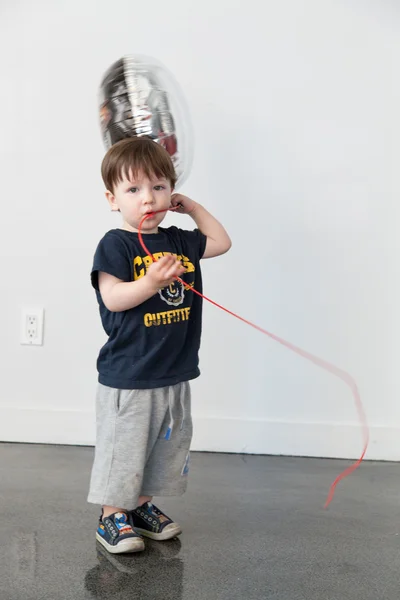 Niño con un globo de plata —  Fotos de Stock