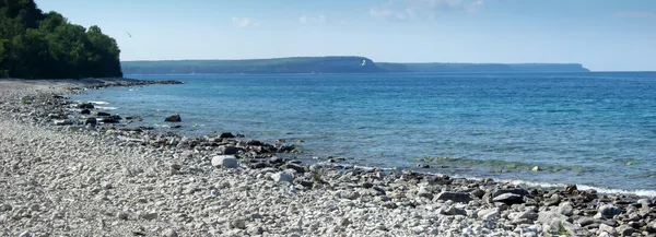 Çakıl plajı ile deniz — Stok fotoğraf