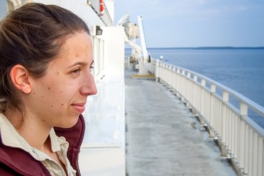 Gemide kadın stainding