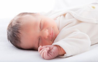gülümseyerek uyuyan bebek