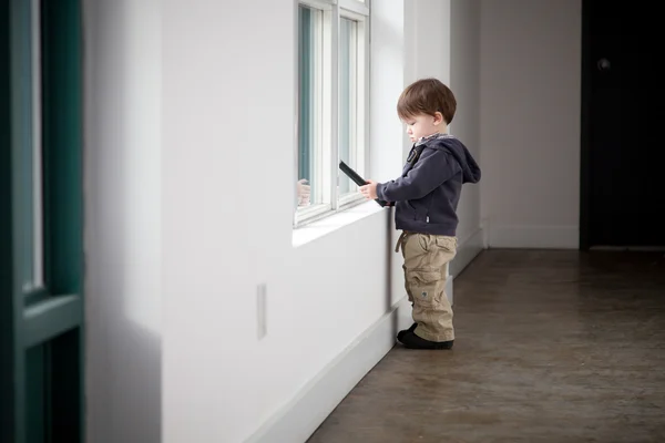 Niño cerca de ventana — Foto de Stock