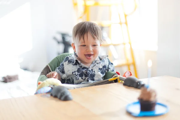 Jongen kijkt naar cake van de kindverjaardag — Stockfoto