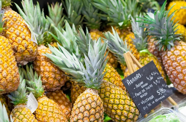 Frische Ananas — Stockfoto