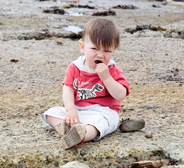 Menino na praia — Fotografia de Stock