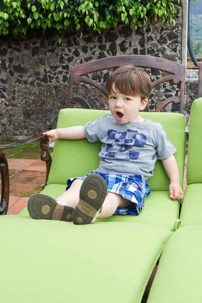 Junge ruht auf Sofa — Stockfoto