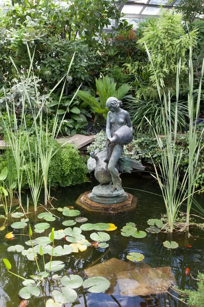 Statue in pond — Stock Photo, Image