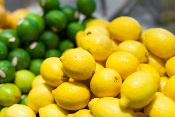 Limões com limas — Fotografia de Stock