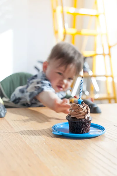 Jongen met cake van de kindverjaardag — Stockfoto