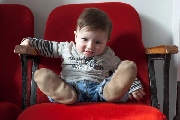 Baby sitzt auf Stuhl — Stockfoto