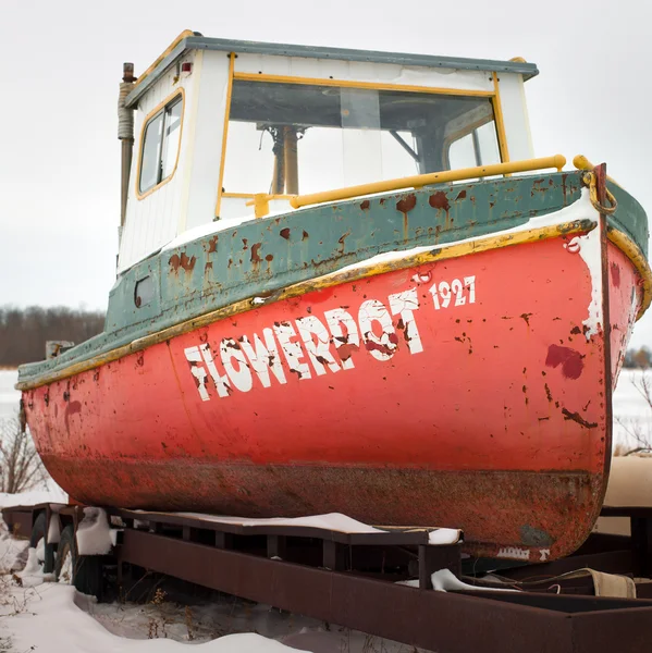 Roestige boot — Stockfoto