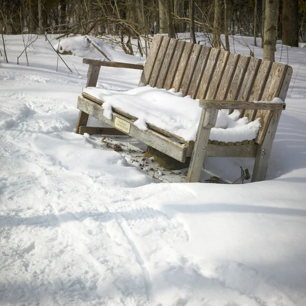 Snowy ława — Zdjęcie stockowe