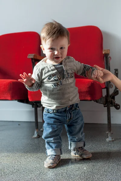 Kid jongen permanent — Stockfoto