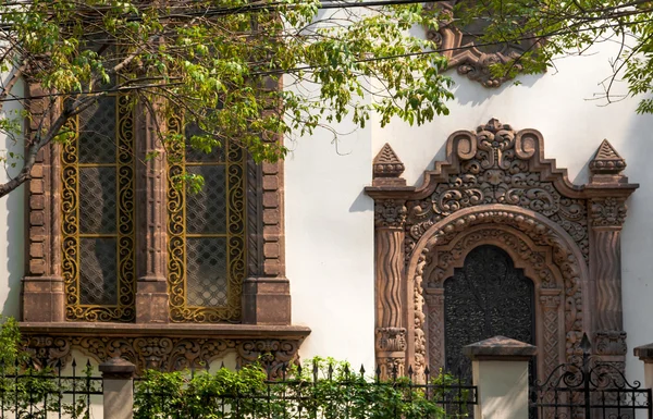 Edificio exterior blanco —  Fotos de Stock