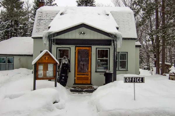 Dom w śniegu — Zdjęcie stockowe