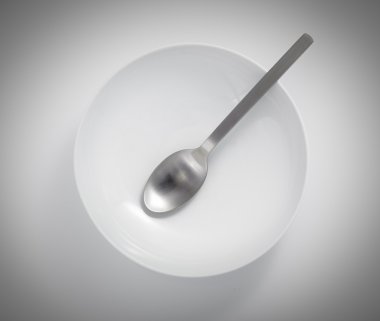 Beyaz bir arka plan üzerinde izole boş bir kase kaşık