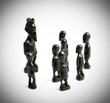 Kral ile Afrika heykelleri