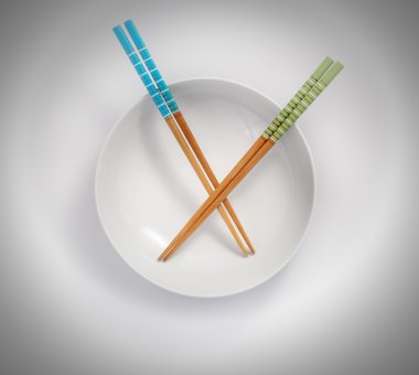 bir plaka üzerinde çeşitli yemek çubukları