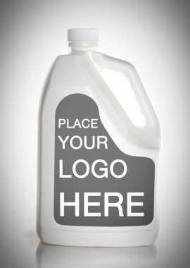 boş etiket ile beyaz şişe