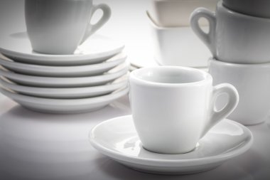 Beyaz bardak ve tabaklar