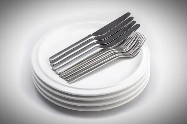 Тарелки, ножи и вилки — стоковое фото
