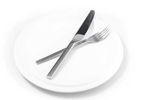 Вилка и нож в тарелке — стоковое фото