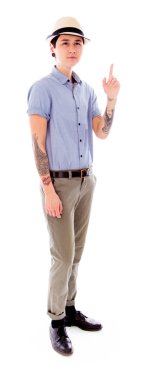 yukarı doğru işaret eden kadın