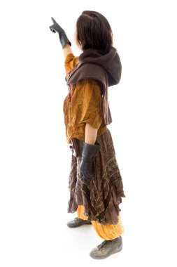 kadın bir şeyler gösteriyor