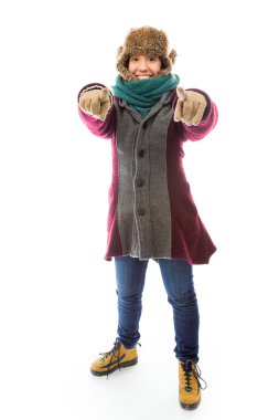 kamera doğru işaret eden kadın