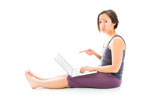 Vrouw werkt aan een laptop — Stockfoto