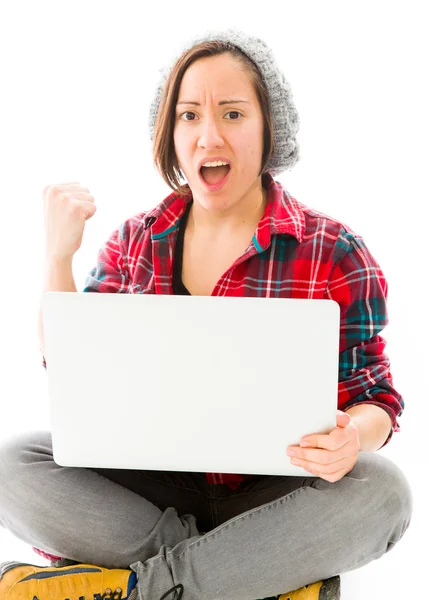 Vrouw vieren met laptop — Stockfoto
