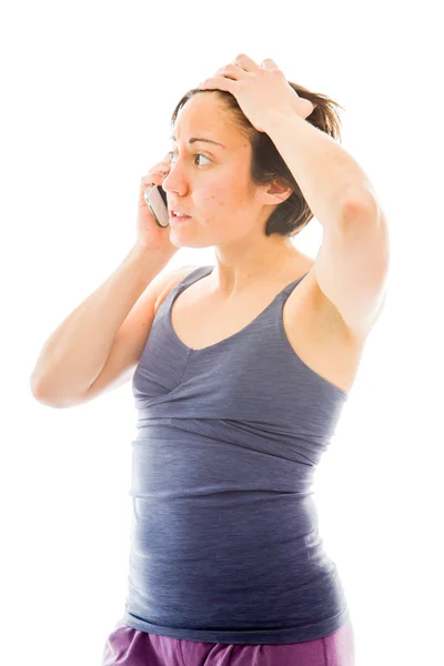 Грустная женщина разговаривает по телефону — стоковое фото