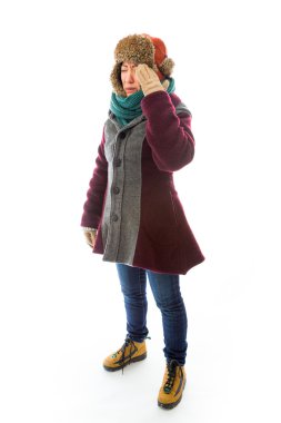 Baş ağrısı çeken bir kadın.