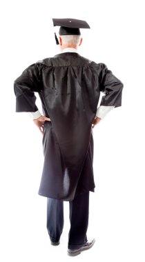 silah akimbo ile ayakta mezun