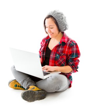 Dizüstü bilgisayarda çalışan kadın