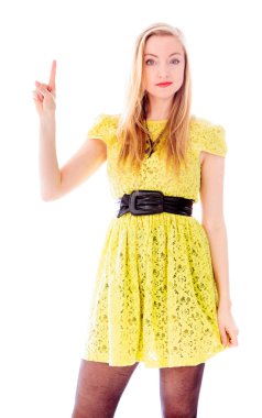 yukarı doğru işaret eden kadın