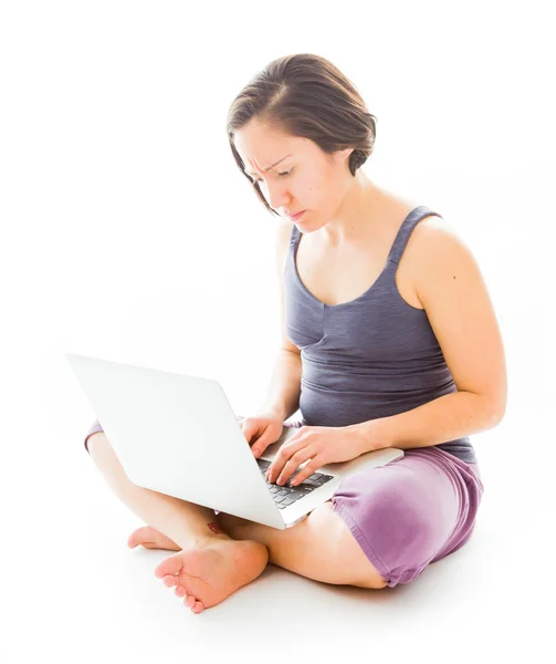 Vrouw met laptop — Stockfoto