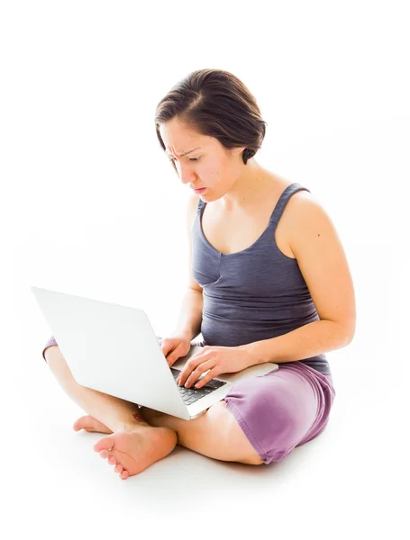 Žena používající notebook — Stock fotografie