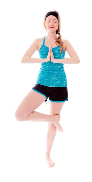 Frau praktiziert Yoga — Stockfoto