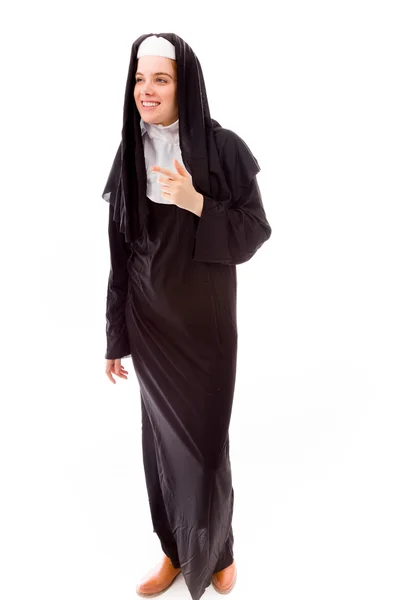 Молодая монахиня улыбается — стоковое фото