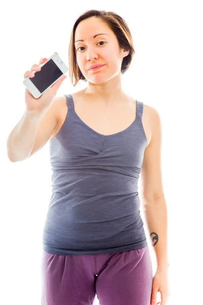 Donna che mostra uno smartphone — Foto Stock
