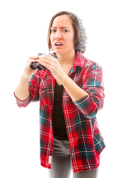 Mujer sosteniendo prismáticos — Foto de Stock