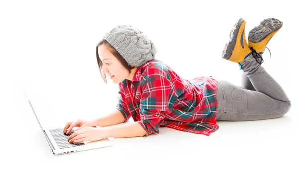 Женщина, работающая на ноутбуке — стоковое фото