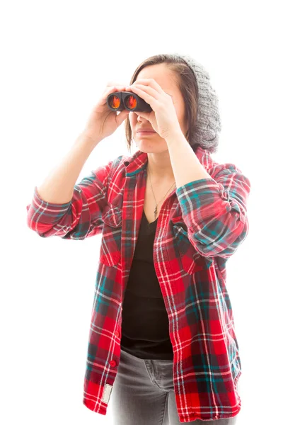 Frau blickt durch Fernglas — Stockfoto