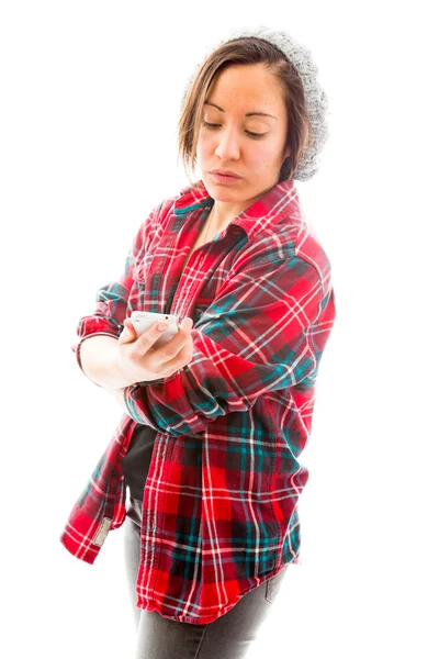 Mujer leyendo mensaje de texto — Foto de Stock